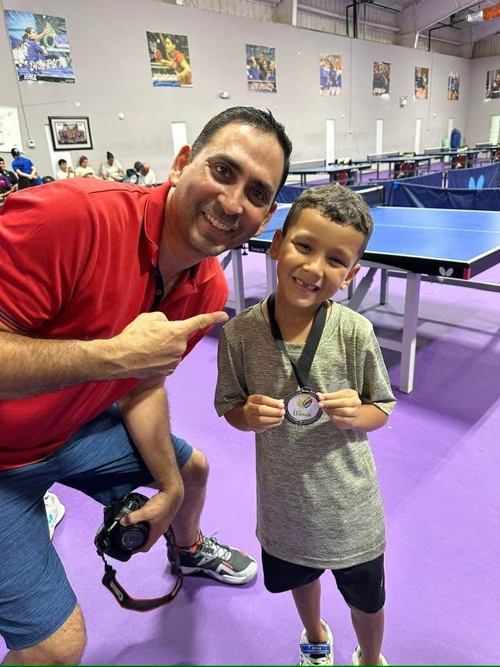 Coach Joseph Vega dirigiendo un entrenamiento de Florida Table Tennis
